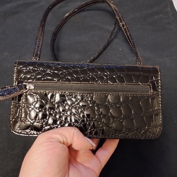 Kenneth Cole reaction fold over wallet and Jaclyn Smith strappy wallet - Picture 5 of 9